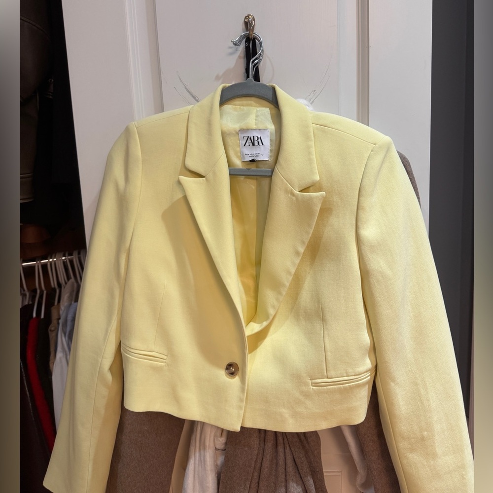 Cropped Yellow Zara blazer